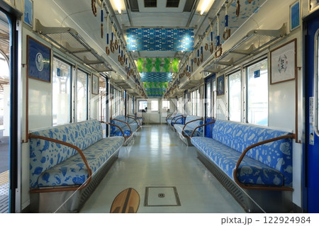 【南海】7100系〜めでたいでんしゃ「かい」〜の車内（加太線：和歌山市駅） 122924984