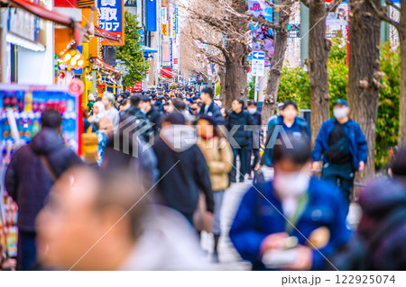 日本の東京都市景観 2月。XEC株に…。外国人観光客らで賑わう秋葉原。再びマ姿の日本人も…＝5日 122925074