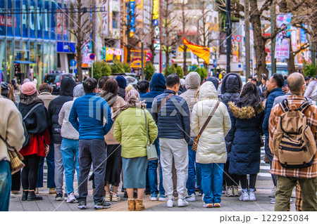 日本の東京都市景観 XEC株…。アジア系団体観光客の一行。コロナ禍前と変わらない賑わい＝5日、秋葉原 122925084