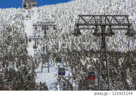 山形 蔵王の樹氷とロープウェイ 山形 蔵王の樹氷とロープウェイ 122925144