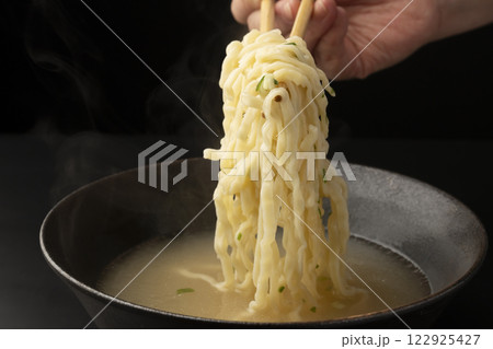 ソーキそば　丼のスープに麺を入れる 122925427