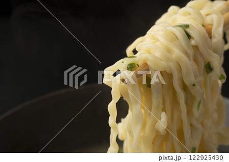 ソーキそば　丼のスープに麺を入れる 122925430