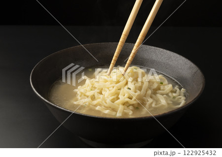 ソーキそば 丼のスープに麺を入れる ソーキそば 丼のスープに麺を入れる 122925432