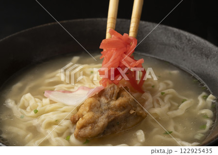 ソーキそば 丼のスープに麺を入れる ソーキそば 丼のスープに麺を入れる 122925435