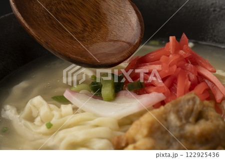 ソーキそば　丼のスープに麺を入れる 122925436