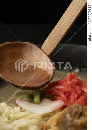 ソーキそば　丼のスープに麺を入れる 122925437