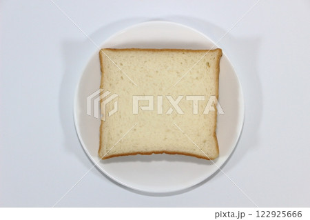 お皿に乗った食パン 122925666