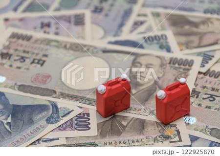 お金と燃料 122925870