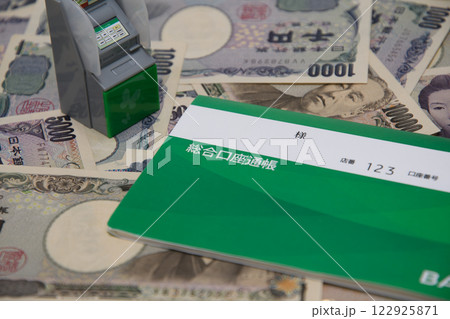 緑の銀行の通帳とATM 122925871