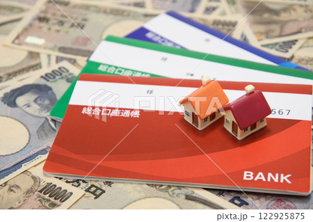 お金と通帳と家 お金と通帳と家 122925875