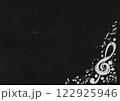音符や記号が散りばめられた黒色の背景素材 122925946