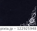 音符や記号が散りばめられた青色の背景素材 122925948