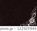 音符や記号が散りばめられた赤色の背景素材 122925949