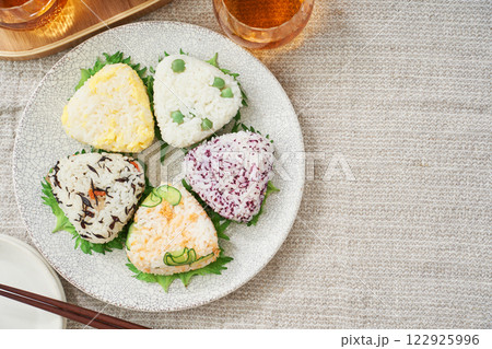 バラエティ豊富な手作りおにぎり 122925996