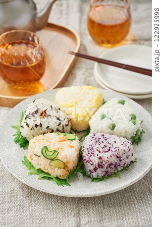 バラエティ豊富な手作りおにぎり バラエティ豊富な手作りおにぎり 122925998