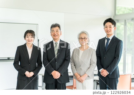 スーツ姿の高齢者・シニアと若者(M&A・後継者・事業継承・跡取り・売却・買収・世代交代) スーツ姿の高齢者・シニアと若者(M&A・後継者・事業継承・跡取り・売却・買収・世代交代) 122926034