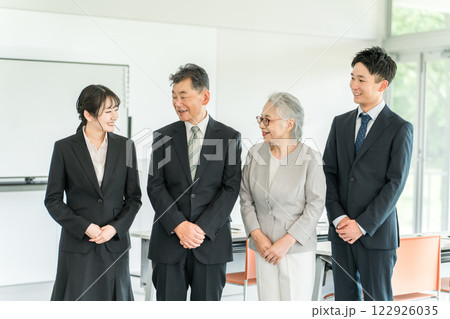 スーツ姿の高齢者・シニアと若者（M&A・後継者・事業継承・跡取り・売却・買収・世代交代） 122926035