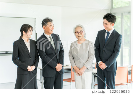 スーツ姿の高齢者・シニアと若者(M&A・後継者・事業継承・跡取り・売却・買収・世代交代) スーツ姿の高齢者・シニアと若者(M&A・後継者・事業継承・跡取り・売却・買収・世代交代) 122926036
