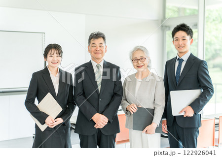 スーツ姿の高齢者・シニアと若者(M&A・後継者・事業継承・跡取り・売却・買収・世代交代) スーツ姿の高齢者・シニアと若者(M&A・後継者・事業継承・跡取り・売却・買収・世代交代) 122926041