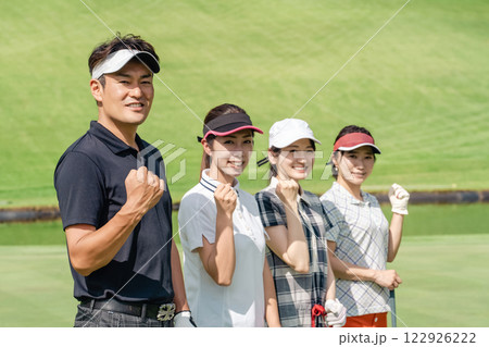 ゴルフ場でゴルフレッスンするゴルファーの男女 122926222