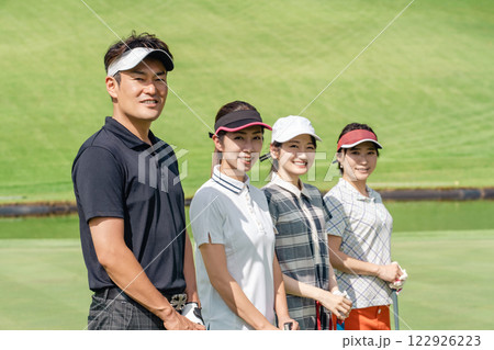 ゴルフ場でゴルフをするゴルファーの男女 122926223
