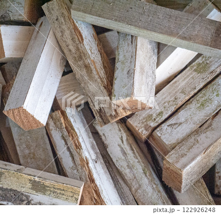 積み重なった木材 積み重なった木材 122926248