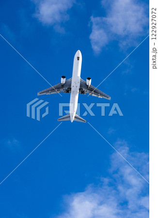 大空に羽ばたく飛行機 122927072