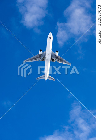 大空に羽ばたく飛行機 122927073