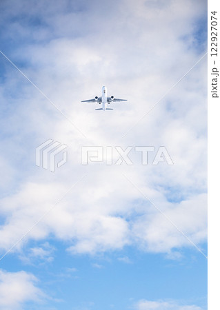 大空に羽ばたく飛行機 122927074