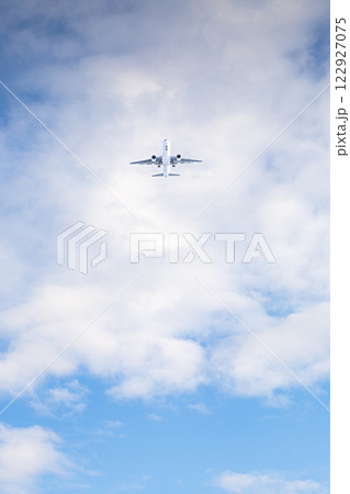 大空に羽ばたく飛行機 122927075