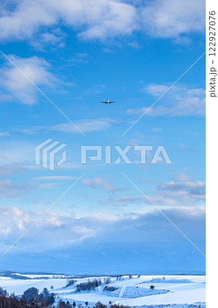 冬の北海道の大空を飛行する飛行機 冬の北海道の大空を飛行する飛行機 122927076