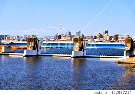 新行徳橋／江戸川放水路より行徳橋／行徳可動堰方向を望む(千葉県市川市)【2025.1】 122927214