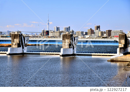 新行徳橋／江戸川放水路より行徳橋／行徳可動堰方向を望む(千葉県市川市)【2025.1】 122927217