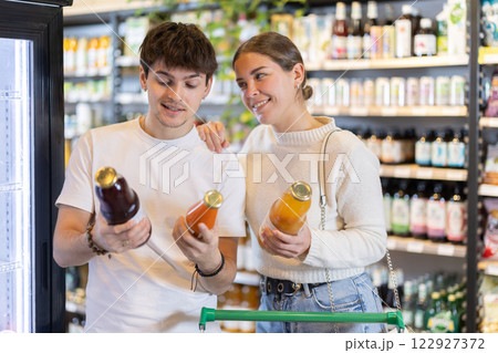 couple chooses natural juices couple chooses natural juices 122927372