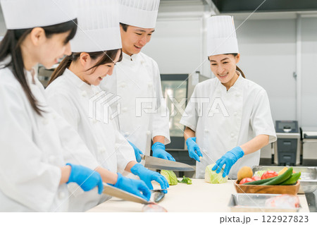 食品工場・スーパー・レストランで働くシェフ・コック・調理員 食品工場・スーパー・レストランで働くシェフ・コック・調理員 122927823