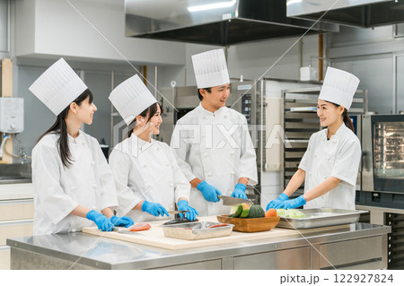 食品工場・スーパー・レストランで働くシェフ・コック・調理員 食品工場・スーパー・レストランで働くシェフ・コック・調理員 122927824