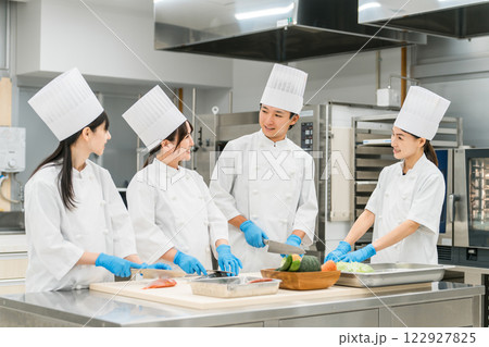 食品工場・スーパー・レストランで働くシェフ・コック・調理員 食品工場・スーパー・レストランで働くシェフ・コック・調理員 122927825