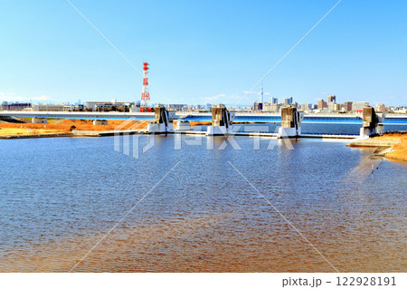 新行徳橋／江戸川放水路より行徳橋／行徳可動堰方向を望む(千葉県市川市)【2025.1】 122928191