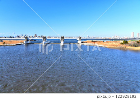 新行徳橋／江戸川放水路より行徳橋／行徳可動堰方向を望む(千葉県市川市)【2025.1】 122928192