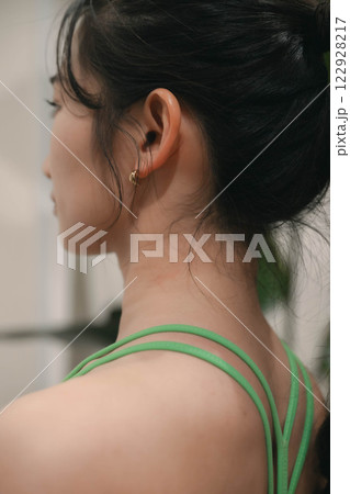 ジムでトレーニングウェアを着てランニングマシンで走る若い女性 ジムでトレーニングウェアを着てランニングマシンで走る若い女性 122928217