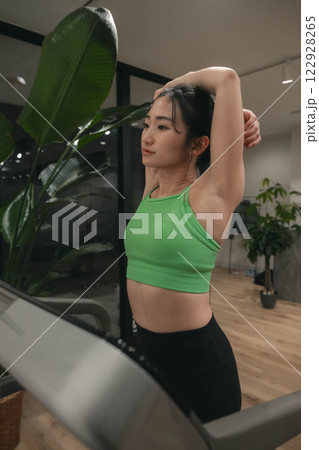 室内でトレーニングをする若い女性 122928265