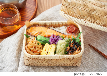竹籠に詰めた焼き鮭弁当 – 伝統的で彩り豊かな和風ランチ 竹籠に詰めた焼き鮭弁当 – 伝統的で彩り豊かな和風ランチ 122928278