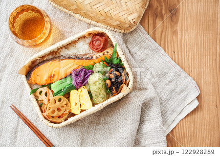 竹籠に詰めた焼き鮭弁当 – 伝統的で彩り豊かな和風ランチ 122928289