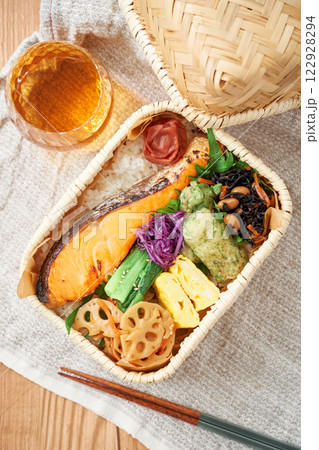 竹籠に詰めた焼き鮭弁当 – 伝統的で彩り豊かな和風ランチ 122928294