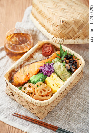 竹籠に詰めた焼き鮭弁当 – 伝統的で彩り豊かな和風ランチ 122928295