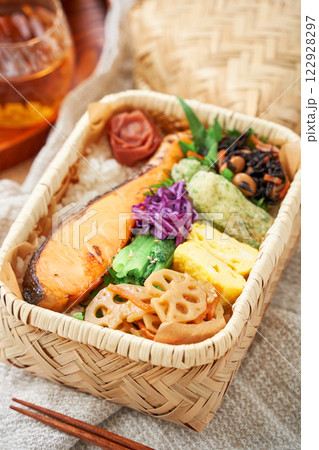 竹籠に詰めた焼き鮭弁当 – 伝統的で彩り豊かな和風ランチ 竹籠に詰めた焼き鮭弁当 – 伝統的で彩り豊かな和風ランチ 122928297