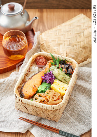 竹籠に詰めた焼き鮭弁当 – 伝統的で彩り豊かな和風ランチ 122928298