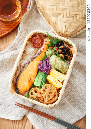 竹籠に詰めた焼き鮭弁当 – 伝統的で彩り豊かな和風ランチ 竹籠に詰めた焼き鮭弁当 – 伝統的で彩り豊かな和風ランチ 122928300