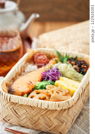 竹籠に詰めた焼き鮭弁当 – 伝統的で彩り豊かな和風ランチ 122928301