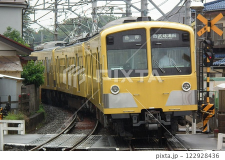 西所沢を発車する西武新101系 241F 西所沢を発車する西武新101系 241F 122928436